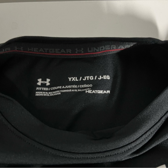 Under Armour Fitted Shirt Youth XL BNWOT - Picture 2 of 3
